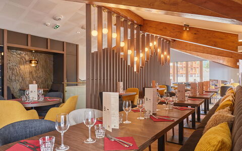 La Rosière 621: Diseño De Interiores, Techo, Mueble, Restaurante, Silla, Manchas De Madera, Lámpara, Cocina Y Comedor Mesa, Hotel, Barniz