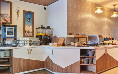 La Rosière 621: Diseño De Interiores, Mostrador, Manchas De Madera, Comida, Utensilios Para Servir, Barniz, Gabinetes, Linos, Desayuno, Hotel