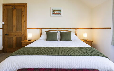 Lossiemouth Manor: Mueble, Cama, Diseño De Interiores, Habitación, Piso, Madera, Suelo, Lecho, Sábana, Techo