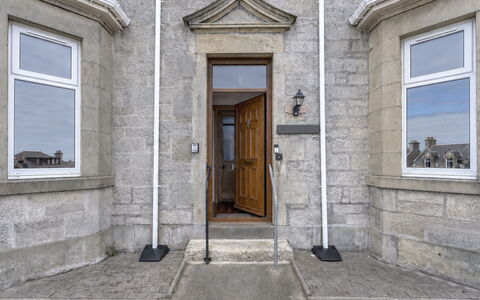 Lossiemouth Manor: Puerta, Material Compuesto, Inicio De La Puerta, La Luz Del Día, Moldura, Escalera, Mango Puerta