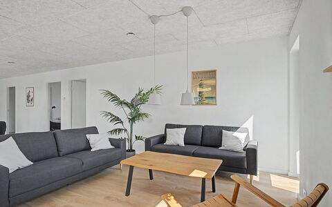Iolani - 2.2Km from the Sea: Piso, Pared, Madera, Diseño De Interiores, Mueble, Suelo, Techo, Encendiendo, Lámpara, Suelos De Madera