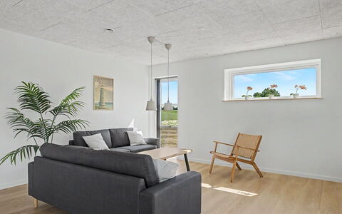 Iolani - 2.2Km from the Sea: Pared, Techo, Piso, Suelo, Diseño De Interiores, Habitación, Yeso, Suelos De Madera, Lámpara