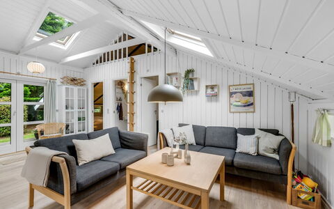 Hege - 1Km to the Fjord: Madera, Diseño De Interiores, Mueble, Techo, Piso, Suelos De Madera, Suelo, Casa, Sofá, Sala