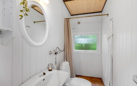 Hege - 1Km to the Fjord: Madera, Arreglo De Tubería, Diseño De Interiores, Techo, Piso, Suelo, Plomería, Lámpara, Baño, Grifo