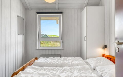Nis - 75M from the Sea: Madera, Habitación, Sábana, Lecho, Cama, Marco De La Cama, Tablón, Madera Dura, Manchas De Madera, La Luz Del Día