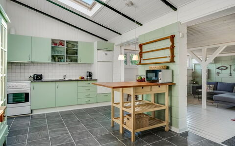 Milo - 200M to the Fjord: Piso, Techo, Diseño De Interiores, Cocina, Suelo, Mueble, Electrodoméstico, Gabinetes, Habitación, Lámpara