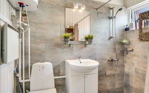 Milo - 200M to the Fjord: Piso, Arreglo De Tubería, Diseño De Interiores, Suelo, Lavabo, Baño, Plomería, Baño, Grifo, Loseta