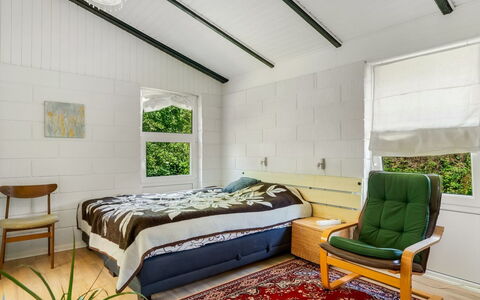 Milo - 200M to the Fjord: Mueble, Diseño De Interiores, Piso, Pared, Suelo, Techo, Habitación, Madera, Cama, Habitación