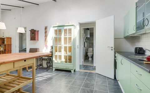 Milo - 200M to the Fjord: Mueble, Piso, Diseño De Interiores, Suelo, Madera, Cocina, Gabinetes, Techo, Aparato De Cocina, Alacena
