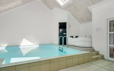 Sonsee - 300M to the Fjord: Piso, Suelo, Diseño De Interiores, Techo, Arreglo De Tubería, Piscina, Habitación, Ático, Recurso, Plomería