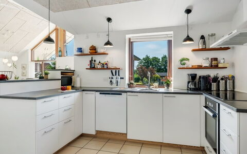 Sonsee - 300M to the Fjord: Cocina, Aparato De Cocina, Mostrador, Diseño De Interiores, Piso, Gabinetes, Electrodoméstico, Madera, Techo, Mueble