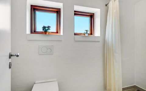 Sonsee - 300M to the Fjord: Pared, Piso, Baño, Suelo, Arreglo De Tubería, Diseño De Interiores, Techo, Baño, Plomería, Habitación