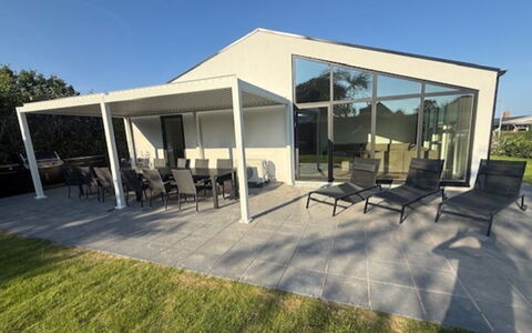 Gundula - 1.3Km from the Sea: Sombra, Puerta, Material Compuesto, Hormigón, Estructura Al Aire Libre, Inmuebles, Mueble Para Exteriores, Patio, Yarda, Porche