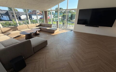 Gundula - 1.3Km from the Sea: Piso, Suelo, Madera, Diseño De Interiores, Mueble, Sala, Suelos De Madera, Sofá, Techo, Casa