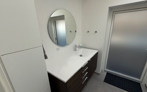 Gundula - 1.3Km from the Sea: Lavabo Del Baño, Mueble De Baño, Lavabo, Piso, Diseño De Interiores, Arreglo De Tubería, Suelo, Grifo, Espejo, Baño
