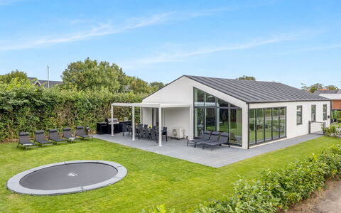 Gundula - 1.3Km from the Sea: Casa, Inmuebles, Sombra, Césped, Yarda, Diseño, Estructura Al Aire Libre, Villa, Casa De Campo, Porche