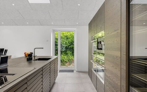 Gundula - 1.3Km from the Sea: Madera, Piso, Cocina, Techo, Diseño De Interiores, Suelo, Mostrador, Loseta, Gabinetes