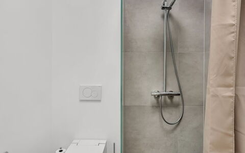 Gundula - 1.3Km from the Sea: Arreglo De Tubería, Baño, Piso, Suelo, Plomería, Baño, Alcachofa De La Ducha, Ducha, Panel De Ducha, Grifo
