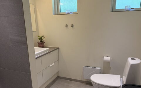 Laris - from the Sea: Asiento Del Baño, Piso, Baño, Arreglo De Tubería, Baño, Suelo, Lavabo Del Baño, Diseño De Interiores, Lavabo, Mueble De Baño