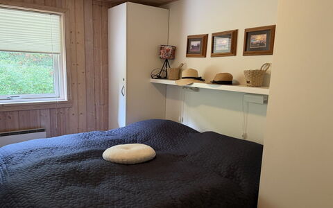 Laris - from the Sea: Habitación, Cama, Mueble, Madera, Suelo, Sábana, Diseño De Interiores, Piso, Lecho, Habitación