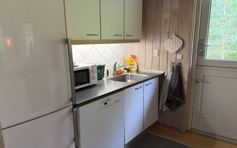 Laris - from the Sea: Aparato De Cocina, Cocina, Mostrador, Fregadero, Piso, Gabinetes, Electrodoméstico, Madera, Mueble, Diseño De Interiores