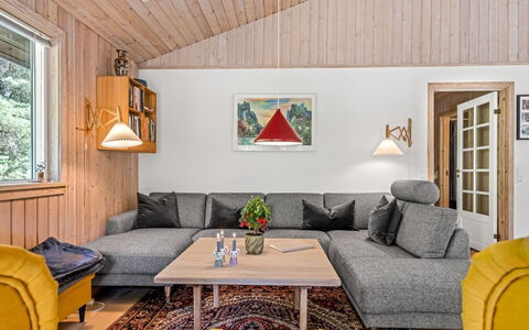 Laris - from the Sea: Mueble, Diseño De Interiores, Sofá, Madera, Piso, Suelo, Sala, Techo, Habitación, Casa