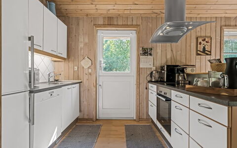 Laris - from the Sea: Cocina, Aparato De Cocina, Piso, Electrodoméstico, Madera, Mostrador, Diseño De Interiores, Gabinetes, Suelo, Techo
