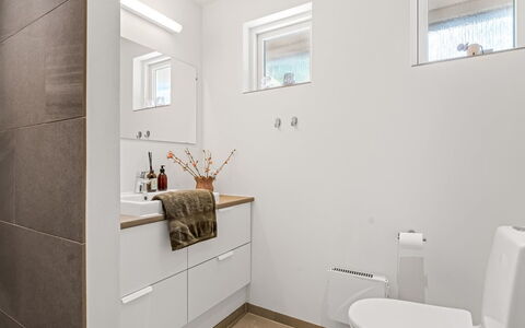 Laris - from the Sea: Piso, Suelo, Diseño De Interiores, Arreglo De Tubería, Mueble De Baño, Madera, Lavabo, Lavabo Del Baño, Baño, Grifo