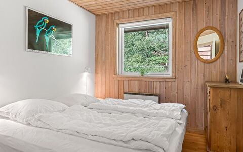 Laris - from the Sea: Habitación, Pared, Cama, Madera, Sábana, Lecho, Diseño De Interiores, Suelo, Casa, Piso