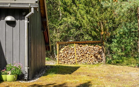 Laris - from the Sea: Madera, Área Rural, Jardín, Cobertizo, Cobertura Del Suelo, Edificios Del Jardín, Patio Interior, Cabaña, Choza, Cuarto De Troncos