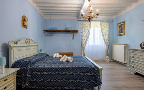 Il Cipresso, Casa dei Nonni, Cortona: Mueble, Pared, Habitación, Diseño De Interiores, Piso, Cama, Suelo, Linos, Encendiendo, Sábana