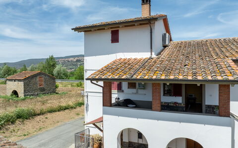 Il Cipresso, Casa dei Nonni, Cortona: Techo, Cabaña, Pendiente, Tubo De Lámpara, Villa, Balcón, Casa De Campo