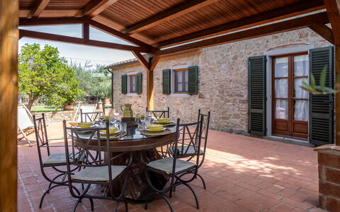Il Cipresso, Casa Lucia, Cortona: Mueble, Puerta, Silla, Casa, Maceta, Cocina Y Comedor Mesa, Mesa Al Aire Libre, Mueble Para Exteriores, Patio, Jardín