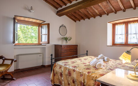 Il Cipresso, Casa Lucia, Cortona: Pared, Mueble, Madera, Cama, Habitación, Diseño De Interiores, Piso, Habitación, Suelo, Casa