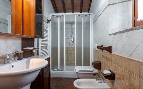 Il Cipresso, Casa Lucia, Cortona: Piso, Arreglo De Tubería, Diseño De Interiores, Suelo, Lavabo, Habitación, Techo, Baño, Grifo, Plomería