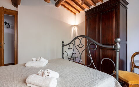 Il Cipresso, Casa Martina, Cortona: Pared, Mueble, Diseño De Interiores, Suelo, Piso, Habitación, Puerta, Casa, Cama, Techo