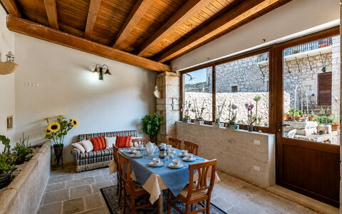 Antica Cascina 191: Pared, Mueble, Piso, Diseño De Interiores, Suelo, Maceta, Techo, Planta De Casa, Silla, Ladrillo