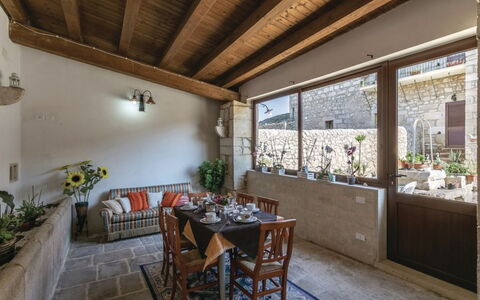 Antica Cascina 191: Pared, Mueble, Piso, Diseño De Interiores, Suelo, Encendiendo, Techo, Maceta, Planta De Casa, Silla
