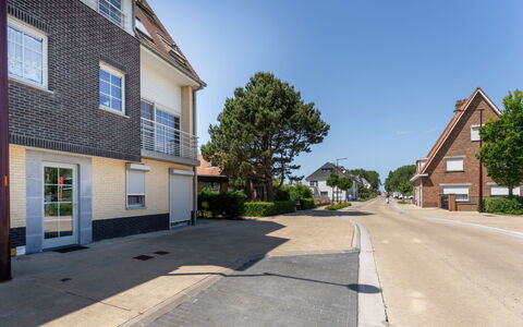 Duinenzicht with Balcony: Edificio, Ventana, Superficie De La Carretera, Barrio Residencial, Casa, Casa, La Carretera, Barrio, Asfalto, By