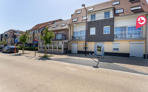 Duinenzicht with Balcony: Edificio, Ventana, Barrio Residencial, Superficie De La Carretera, By, Área Urbana, Barrio, Ciudad, Casa, Calle