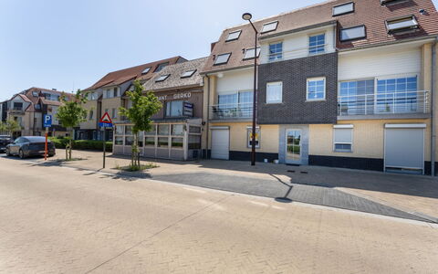 Duinenzicht with Balcony: Edificio, Ventana, Barrio Residencial, Superficie De La Carretera, By, Barrio, Área Urbana, Casa, Casa, Asfalto