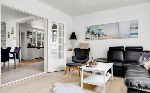 Melba - 13Km from the Sea: Piso, Diseño De Interiores, Mueble, Suelo, Sofá, Suelos De Madera, Madera, Sala, Techo, Casa