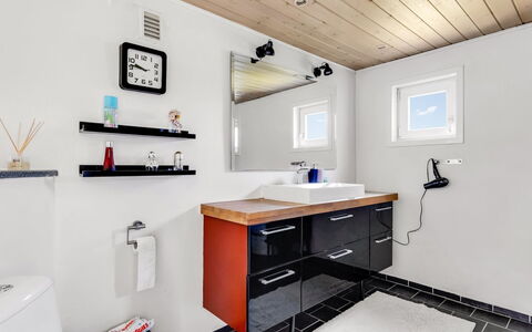 Melba - 13Km from the Sea: Arreglo De Tubería, Diseño De Interiores, Piso, Lavabo, Mueble De Baño, Suelo, Baño, Techo, Grifo, Lavabo Del Baño