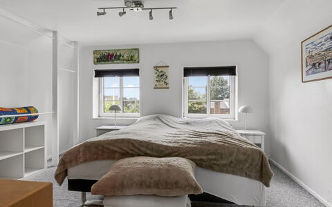 Melba - 13Km from the Sea: Cama, Mueble, Habitación, Diseño De Interiores, Lecho, Sábana, Pared, Suelo, Piso, Techo
