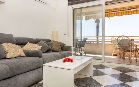 Maritim: Mueble, Diseño De Interiores, Piso, Suelo, Departamento, Sofá, Sala, Techo, Habitación