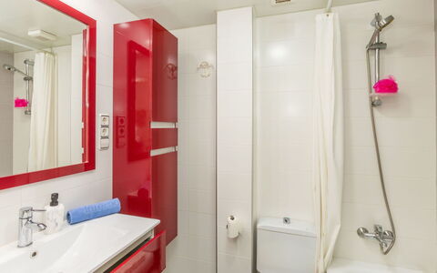 Maritim: Baño, Arreglo De Tubería, Piso, Diseño De Interiores, Lavabo Del Baño, Suelo, Lavabo, Grifo, Plomería, Techo