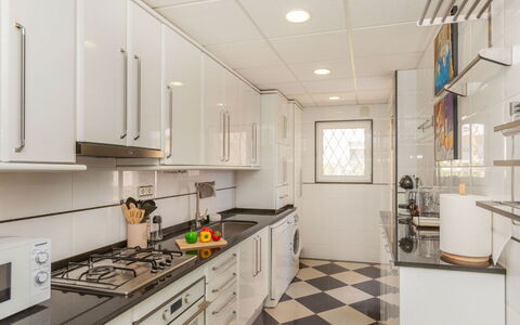Maritim: Cocina, Piso, Diseño De Interiores, Aparato De Cocina, Electrodoméstico, Mostrador, Suelo, Madera, Gabinetes, Techo