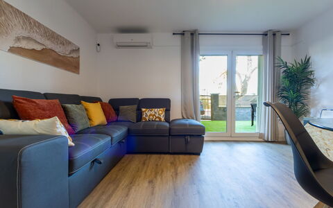 Rosa Dels Vents: Diseño De Interiores, Mueble, Piso, Suelo, Sofá, Madera, Suelos De Madera, Techo, Sala, Habitación