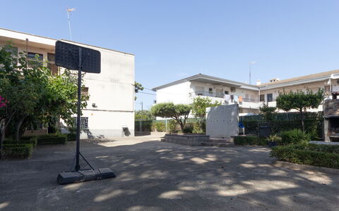 Rosa Dels Vents: Barrio Residencial, Diseño Urbano, Sombra, Entrada De Coches, Patio, Balcón