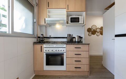 Rosa Dels Vents: Cocina, Aparato De Cocina, Mostrador, Mueble, Gabinetes, Electrodoméstico, Diseño De Interiores, Madera, Piso, Electrodoméstico